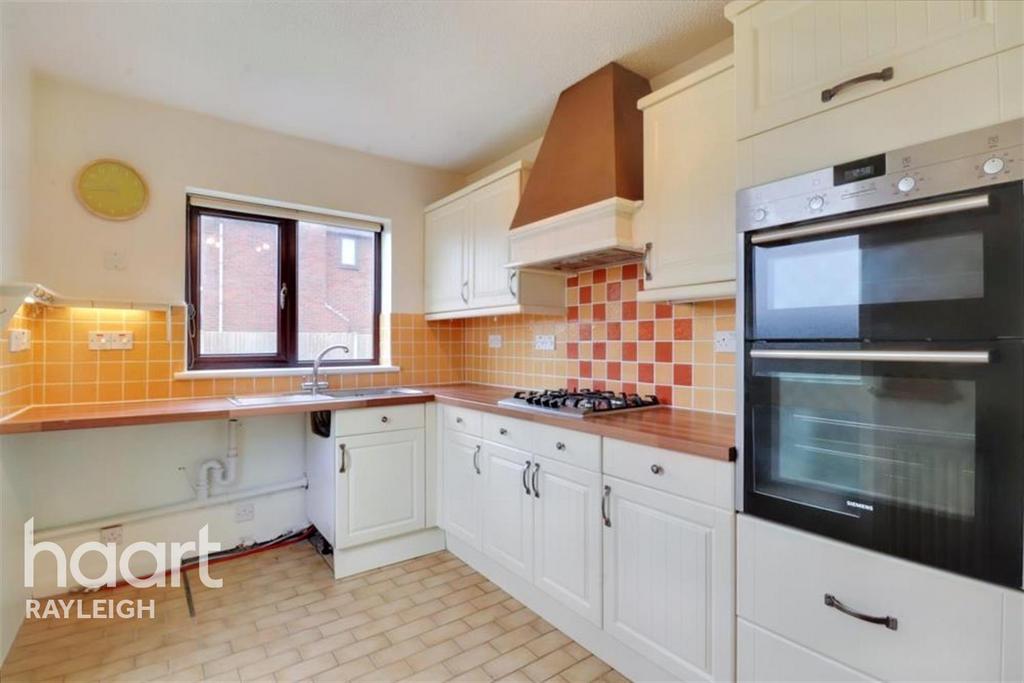 Alexandra Road, Rayleigh 4 bed detached house £2,090 pcm (£482 pw)