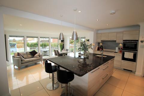 50 Holden Way, Upminster, RM14 1BT