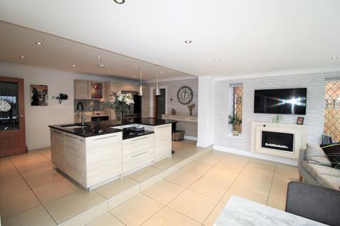 50 Holden Way, Upminster, RM14 1BT