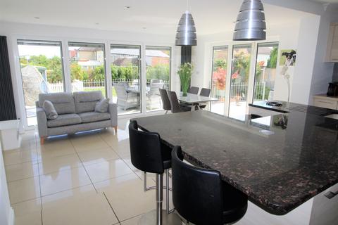 50 Holden Way, Upminster, RM14 1BT