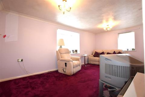 1 bedroom apartment for sale, Portland Close, Chadwell Heath, Essex, RM6