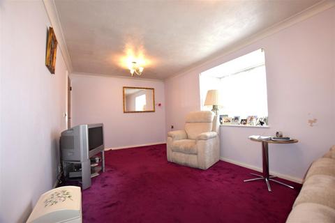 1 bedroom apartment for sale, Portland Close, Chadwell Heath, Essex, RM6