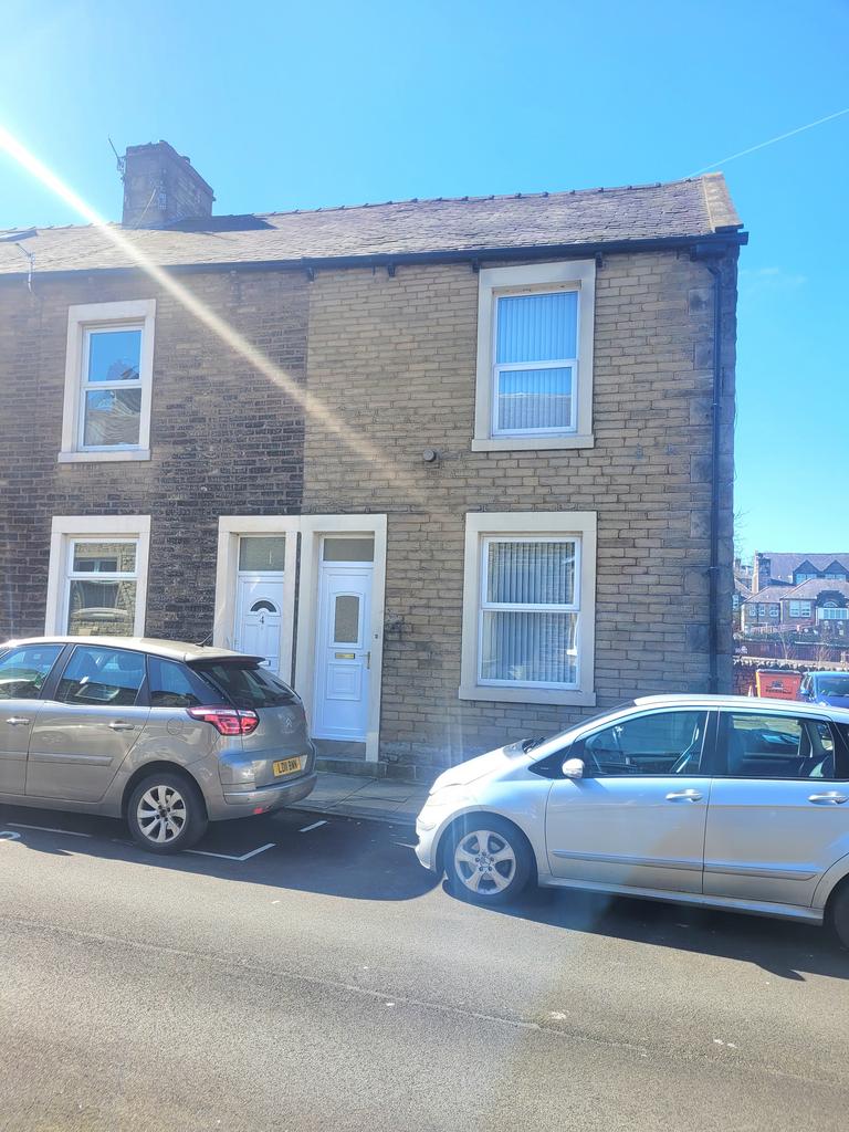 Lower North Avenue, Barnoldswick BB18 3 bed end of terrace house for