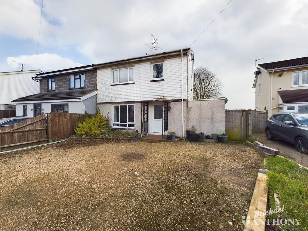 Russell Avenue, Aylesbury 3 bed semidetached house £250,000