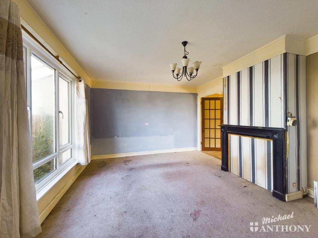 Russell Avenue, Aylesbury 3 bed semidetached house £250,000