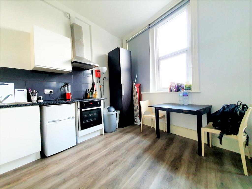 Warspite Road Studio 9 London SE18 5PG Studio £940 pcm (£217 pw)