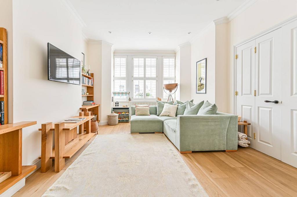 Thirsk Road, Clapham, London, SW11 2 bed flat £3,500 pcm (£808 pw)