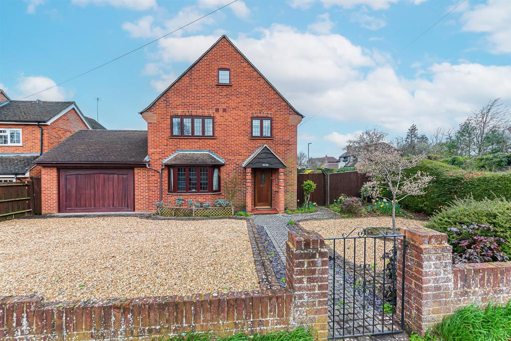 Oxford Road, Wokingham, RG41 3 bed detached house £2,500 pcm (£577 pw)