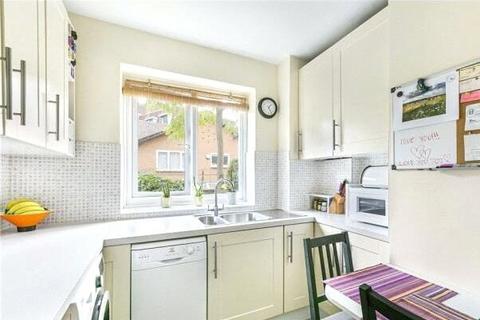 2 bedroom flat to rent, Hayward Gardens, London