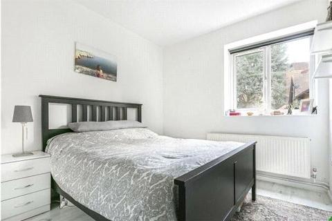 2 bedroom flat to rent, Hayward Gardens, London