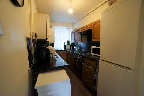 2 bedroom flat for sale, London Road, Thornton Heath, Greater London, CR7 6JD