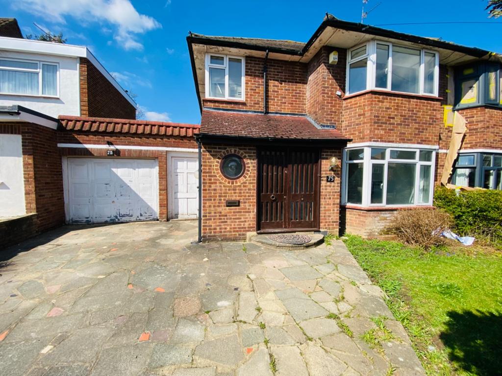 Harrowes Meade, Edgware HA8 3 bed semidetached house £775,000