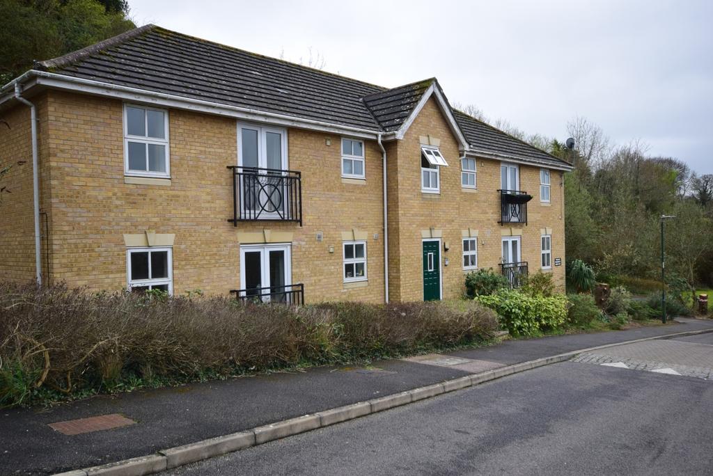 Harriet Drive Rochester ME1 2 bed apartment £1,300 pcm (£300 pw)