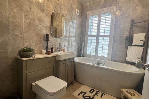 13 Kings Road, Llandybie, Ammanford, SA18 2TL