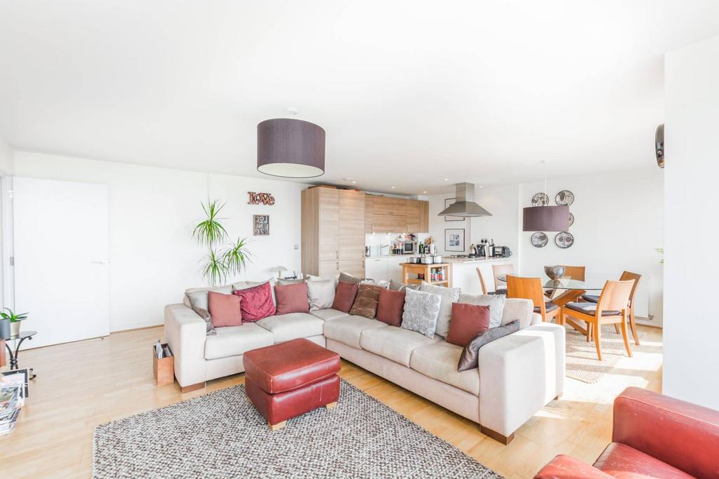 Buckingham Road, Leyton, London, E10 3 bed flat - £3,000 pcm (£692 pw)