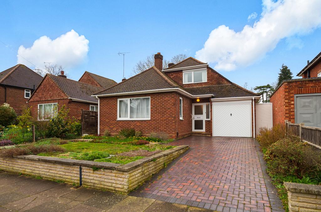 Woodland Drive, Cassiobury, Watford WD17 3LB 3 bed detached house for