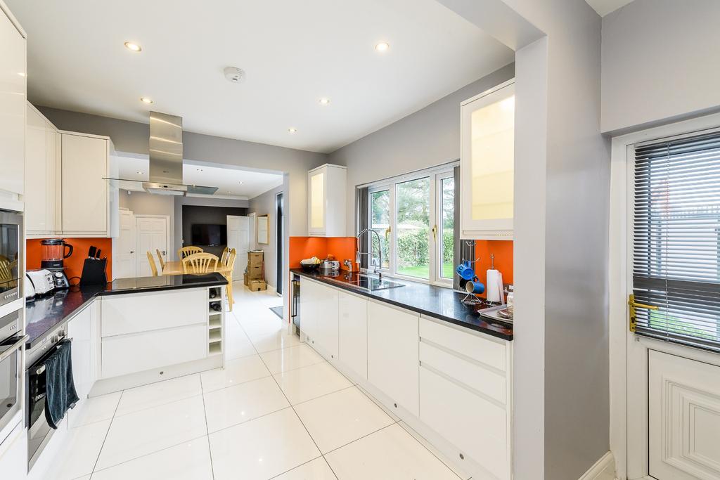 Sylvia Avenue, Hatch End, HA5 6 bed semidetached house £800,000