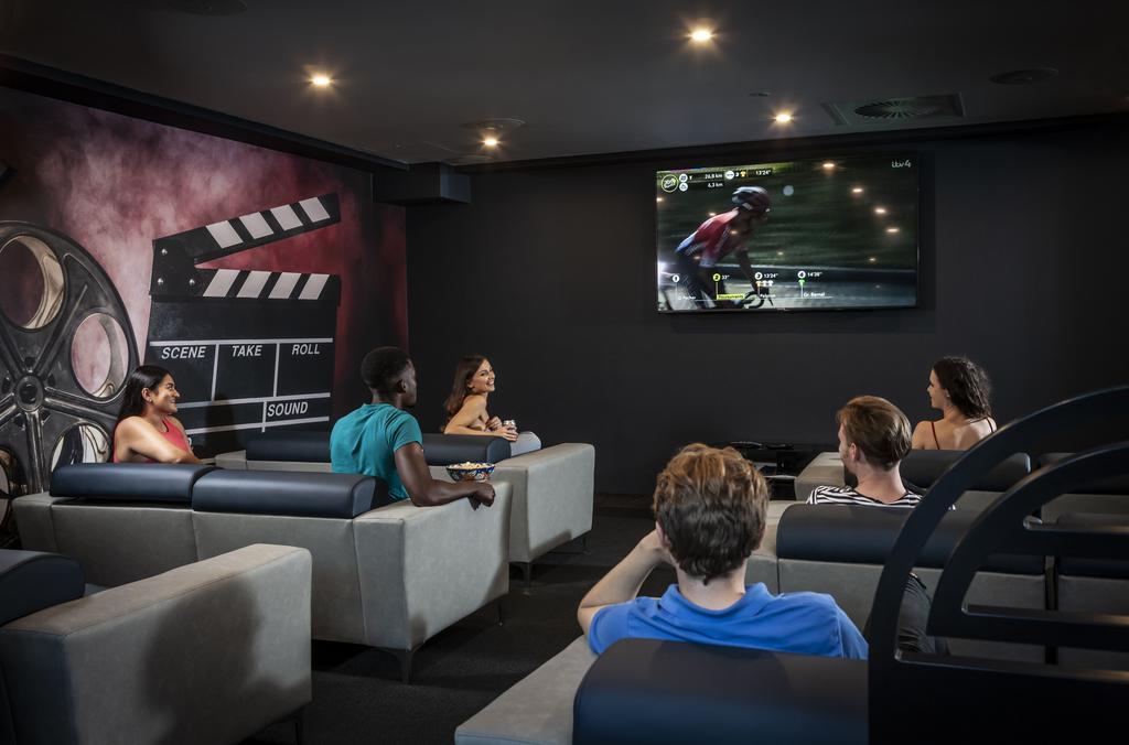 Cinema-E5 I8020-Final.jpg