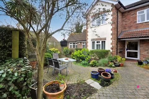2 bedroom flat for sale - London Road, Hadleigh, Benfleet