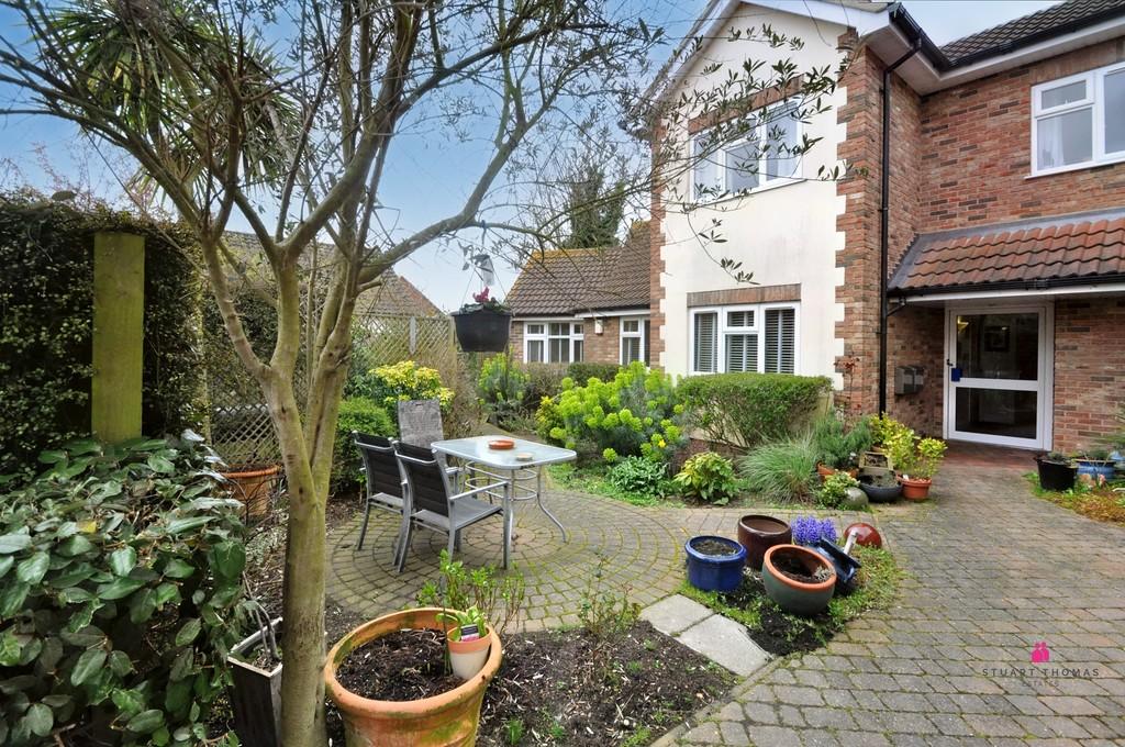 London Road, Hadleigh, Benfleet 2 bed flat for sale £170,000