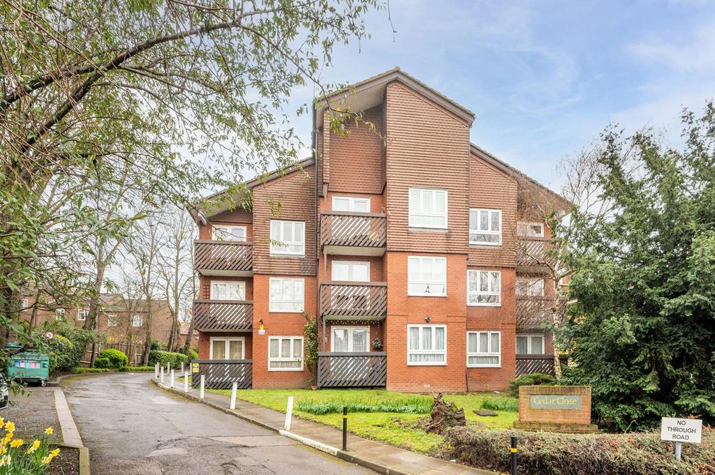 Cedars Close, West Dulwich, London, SE21 1 bed flat for sale £140,000