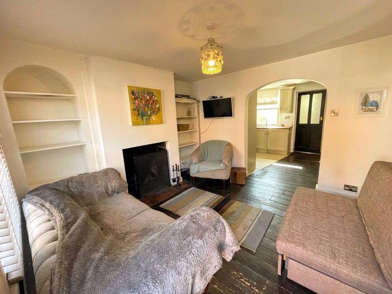 Charles Street, Tring 2 bed cottage £1,300 pcm (£300 pw)