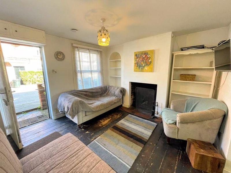 Charles Street, Tring 2 bed cottage £1,300 pcm (£300 pw)