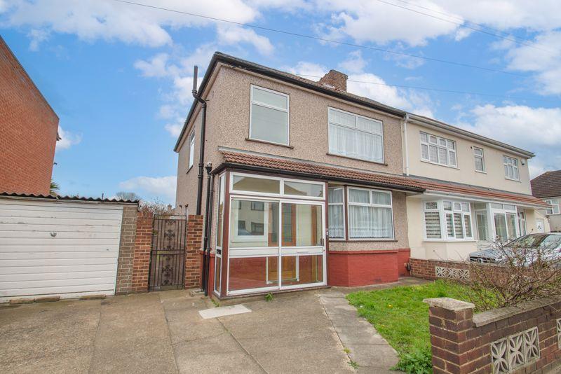 Erith Road, Bexleyheath DA7 3 bed semidetached house £2,200 pcm (£