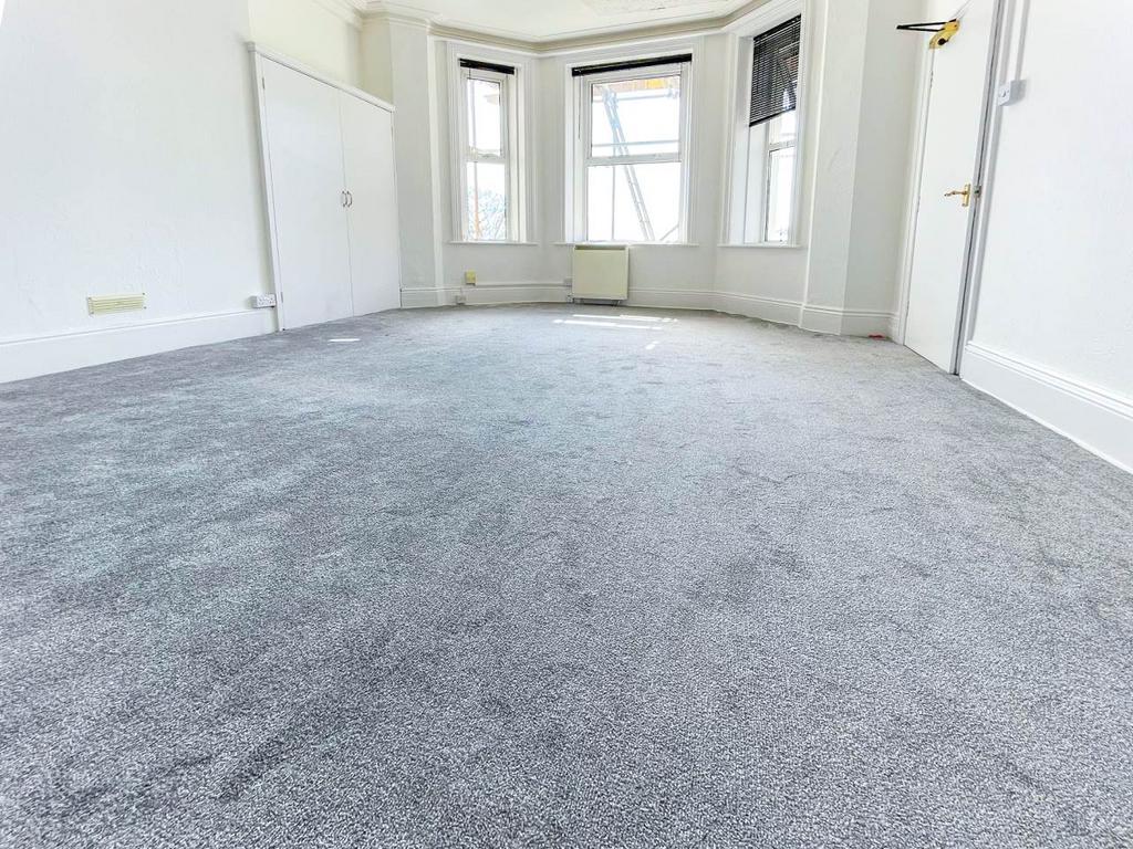 Undercliff Road, Spa... 1 bed flat £950 pcm (£219 pw)