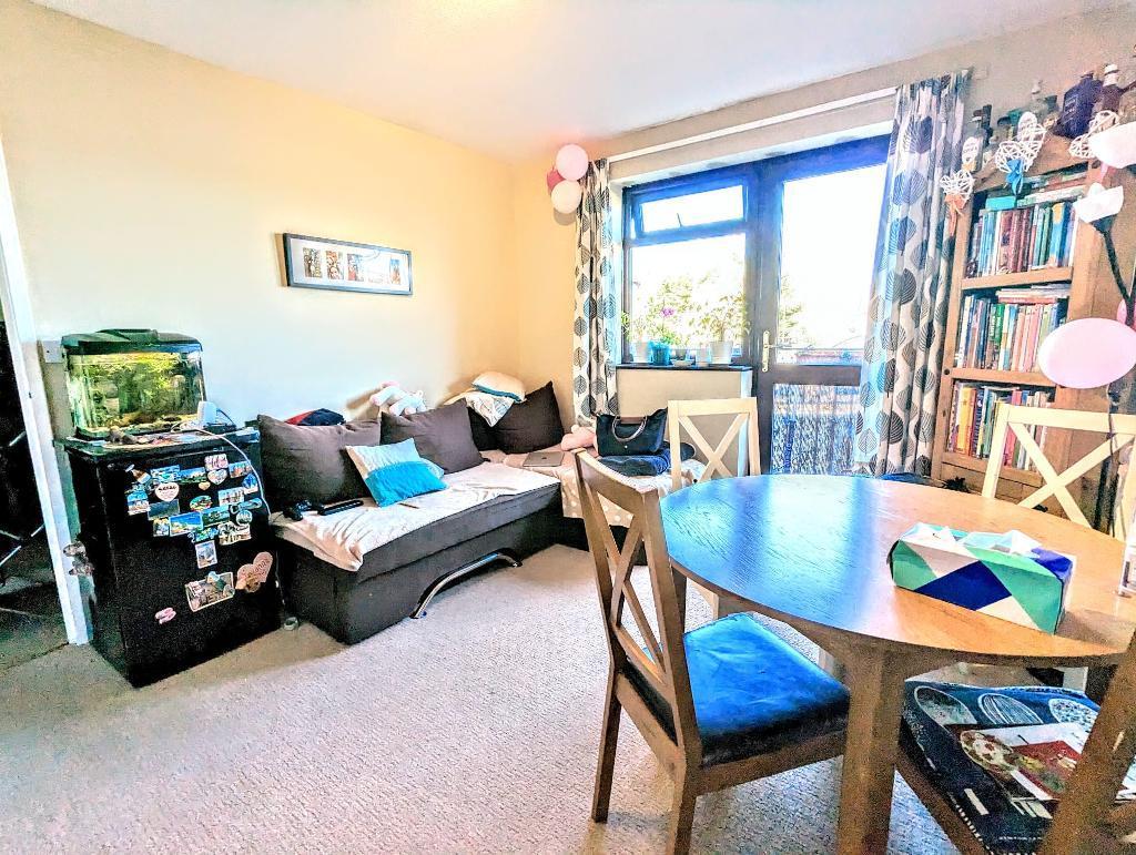 Cromwell Road, Wimbledon, London... 2 bed flat £1,650 pcm (£381 pw)
