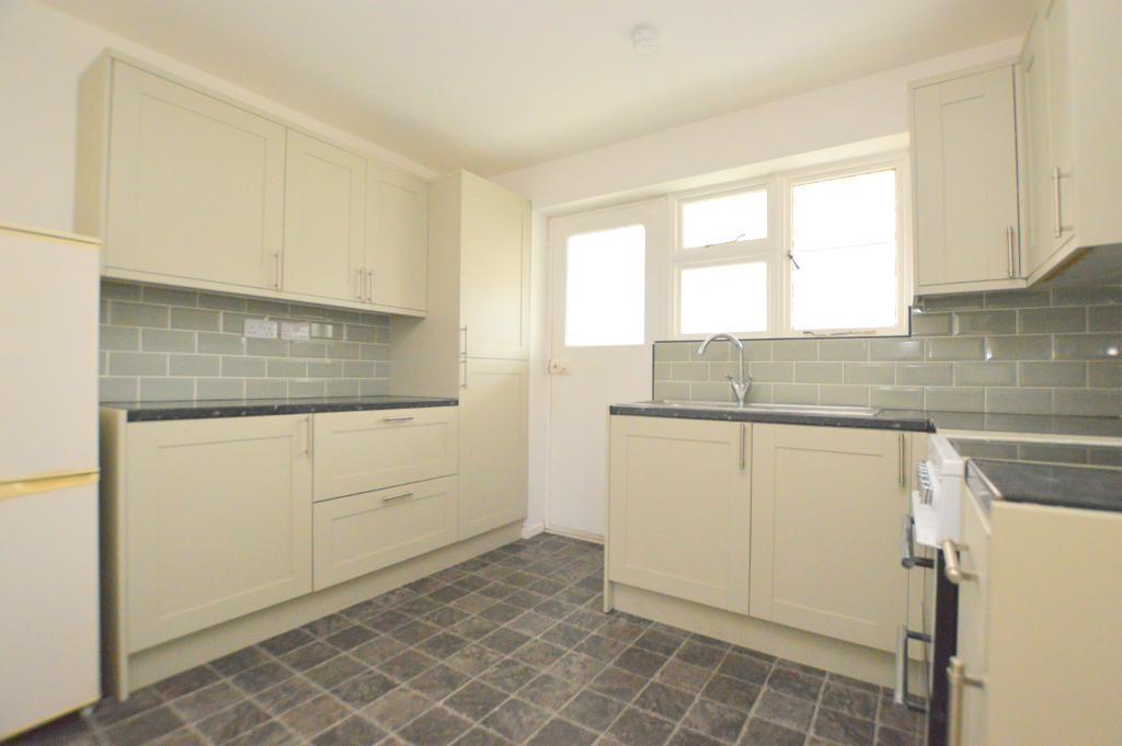 Calverton Road, Limbury Mead, Luton, LU3 2SX 2 bed bungalow £1,300 pcm (£300 pw)