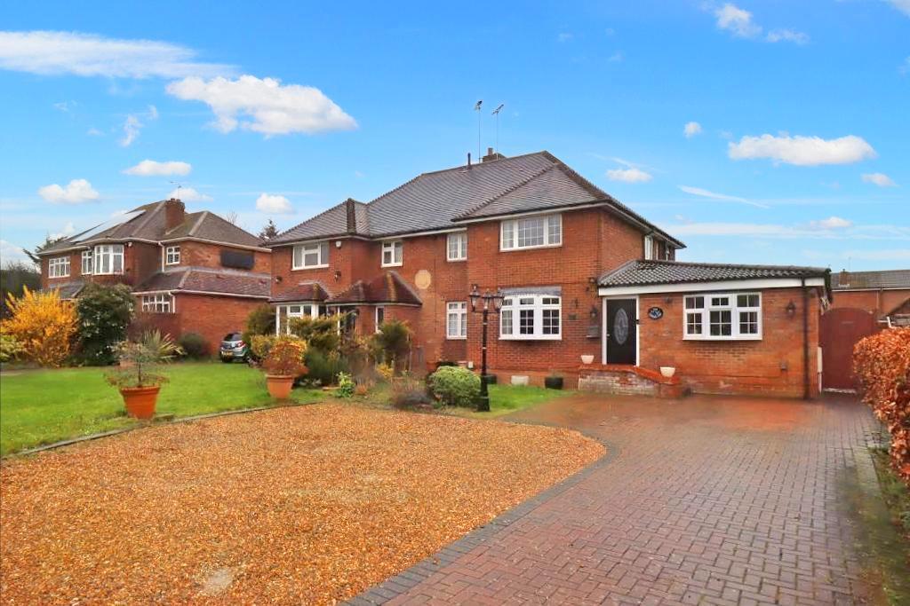 Barton Road, Luton, Bedfordshire, LU3 3NH 5 bed semidetached house for