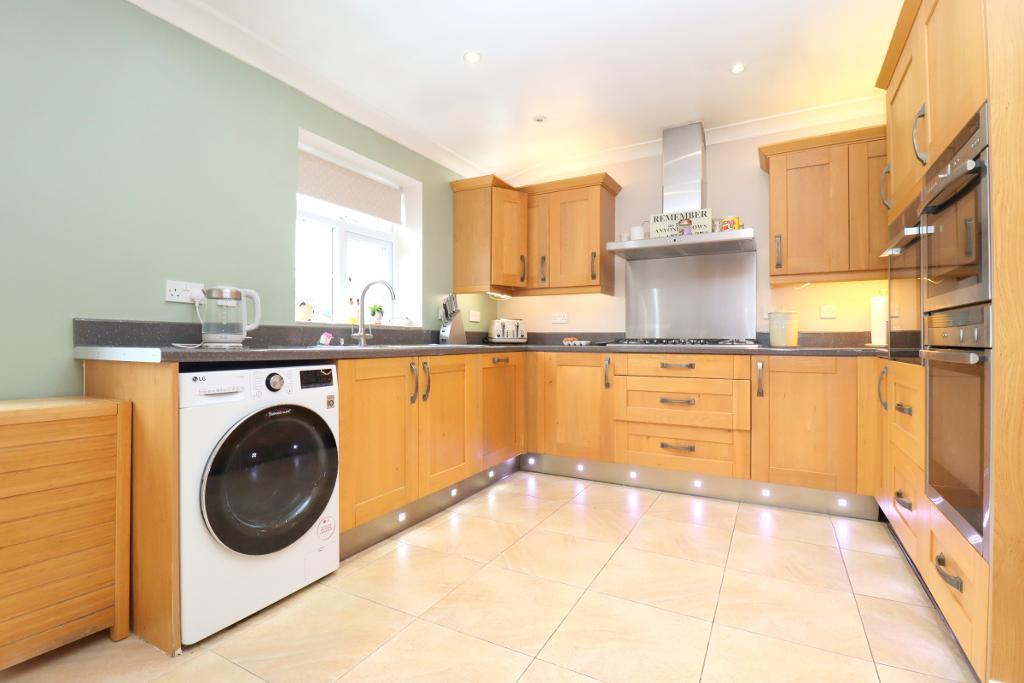 Barton Road, Luton, Bedfordshire, LU3 3NH 5 bed semidetached house for