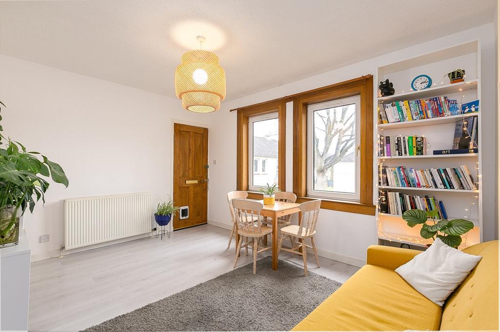 Balgreen Gardens, Balgreen, Edinburgh, EH12 2 bed flat £170,000