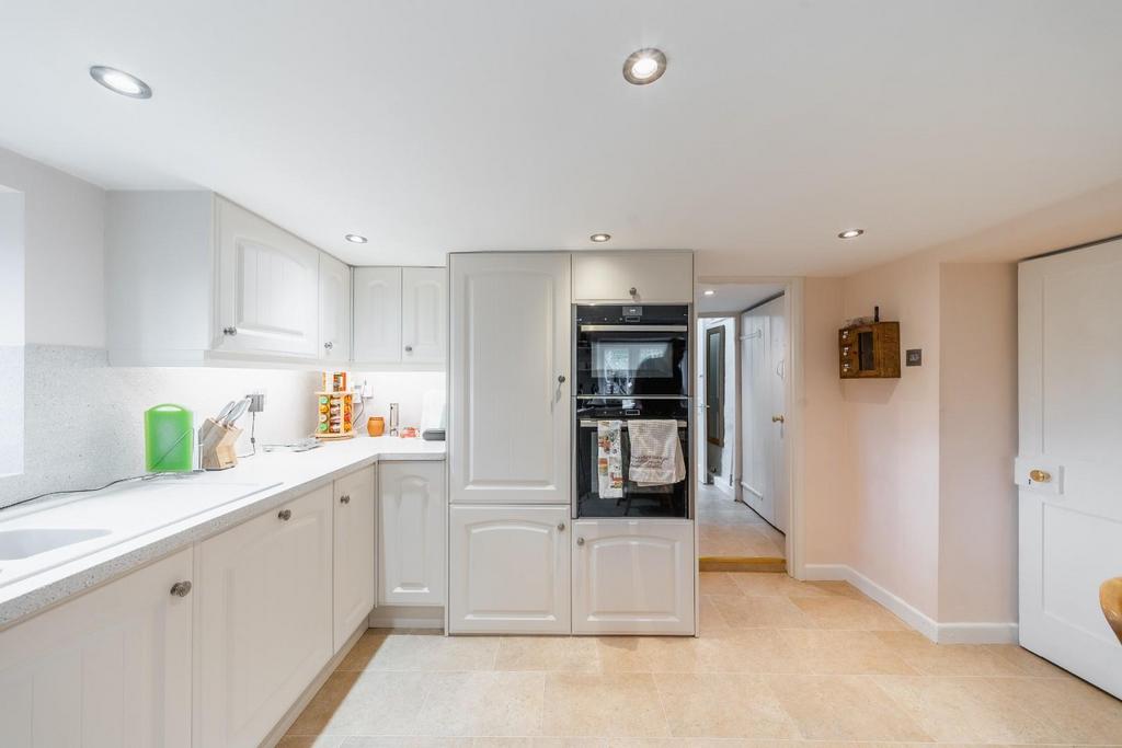 10 kitchen.jpg