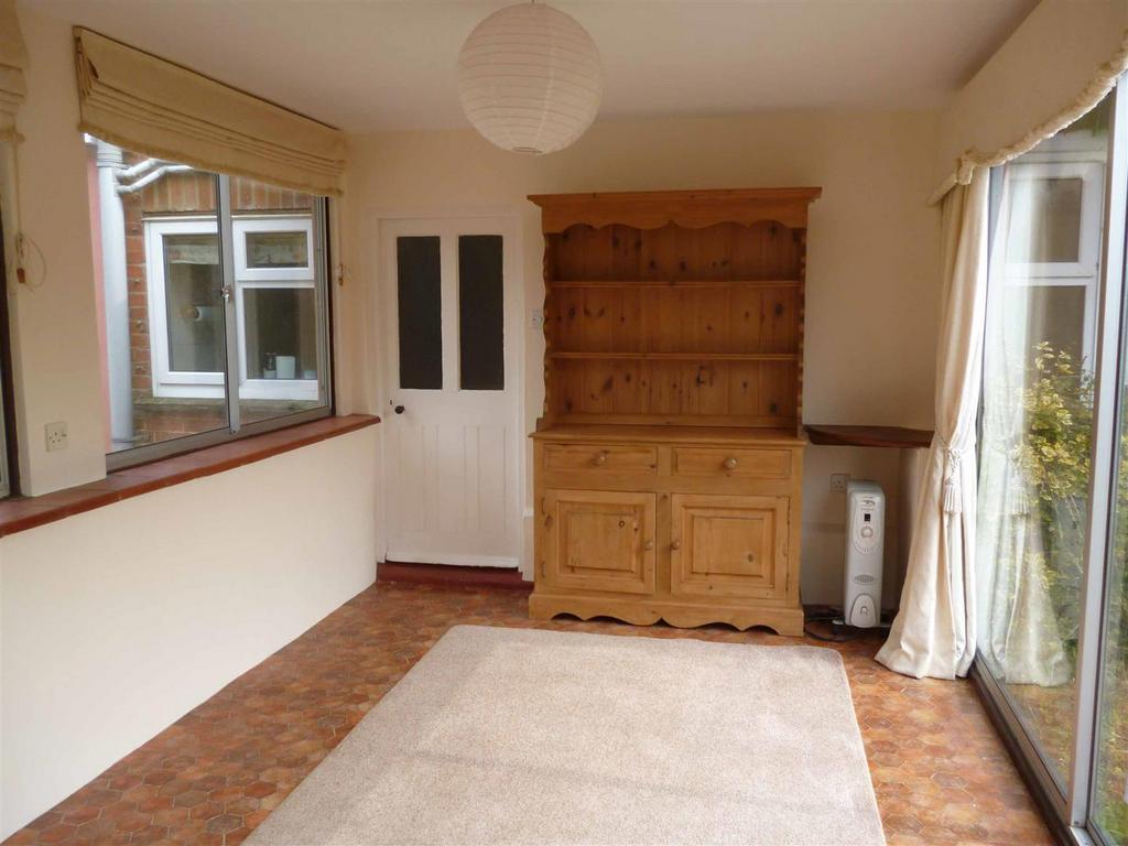 Lower Ufford 2 bed semidetached house £875 pcm (£202 pw)