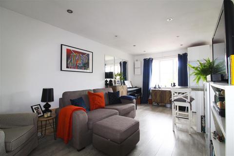 51 Autumn Drive, Sutton, SM2 5BB