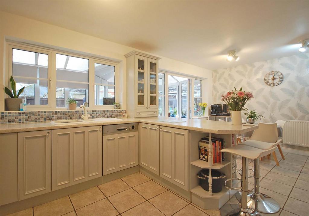 Kitchen b.jpg