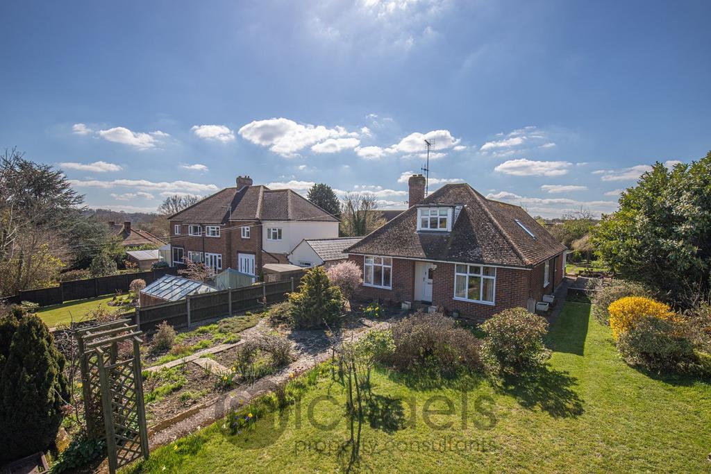Colchester Road, Halstead, CO9 3 bed chalet £425,000