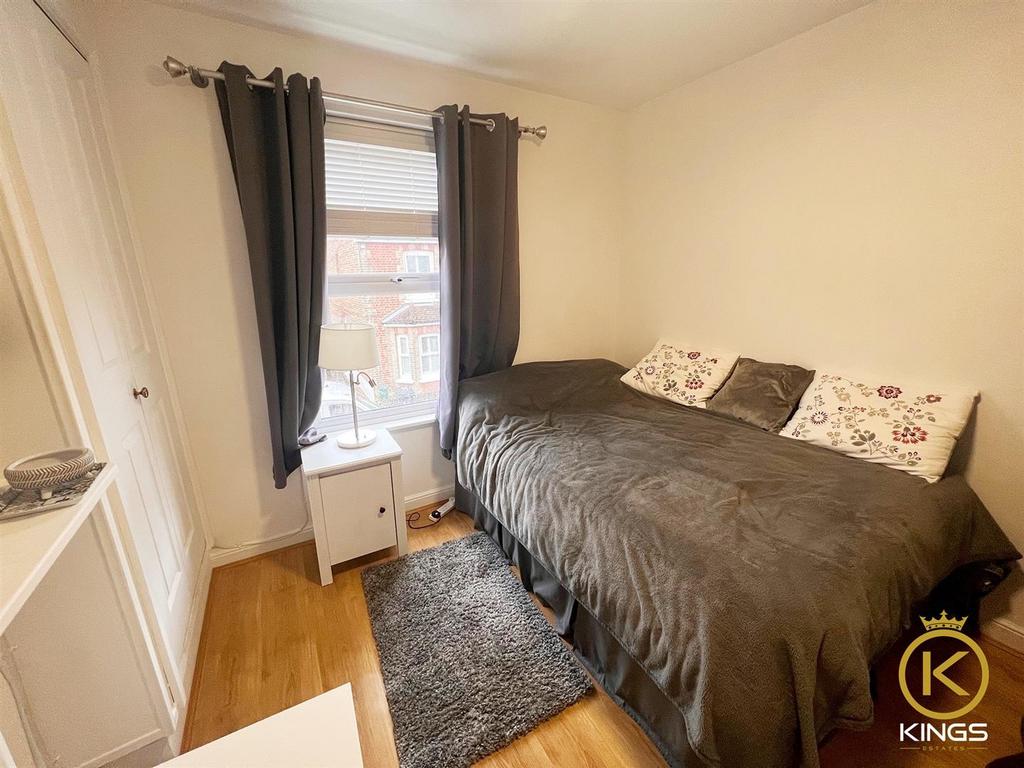 Gardner Road, Guildford 5 bed semidetached house £3,000 pcm (£692 pw)