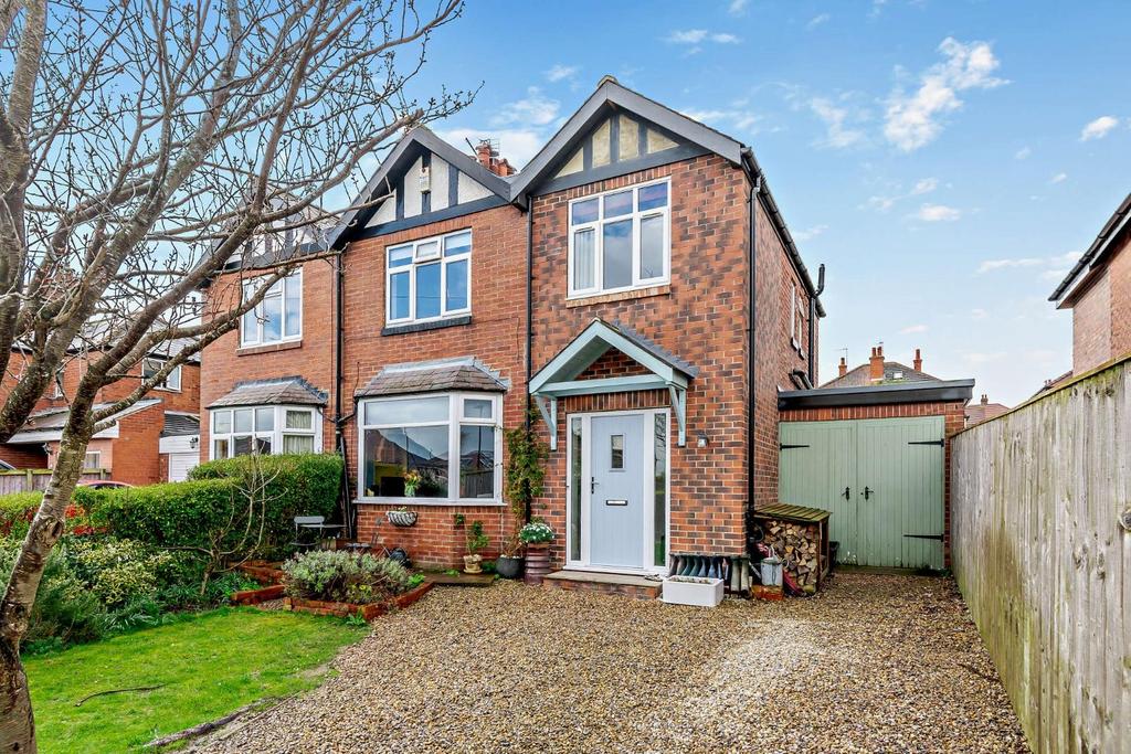 Kingsley Road, Harrogate, HG1 4RD 4 bed semidetached house £400,000