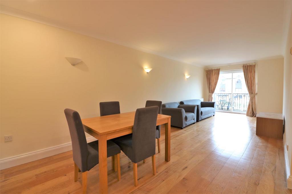 Lockview Court, 67 Narrow Street, E14... 2 bed apartment £2,100 pcm (£485 pw)