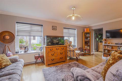 12 Saffron Close, Hoddesdon, EN11 8QZ