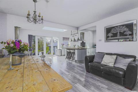 15 Pecks Hill, Nazeing, Waltham Abbey, EN9 2NX