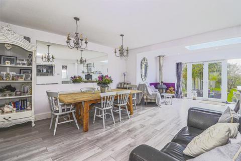 15 Pecks Hill, Nazeing, Waltham Abbey, EN9 2NX