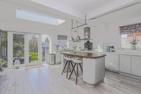 15 Pecks Hill, Nazeing, Waltham Abbey, EN9 2NX