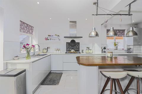 15 Pecks Hill, Nazeing, Waltham Abbey, EN9 2NX