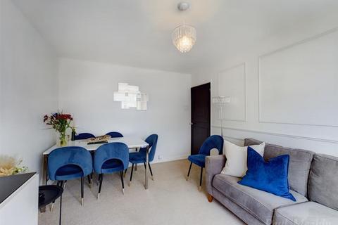 7 Swallowdale, South Croydon, CR2 8SG