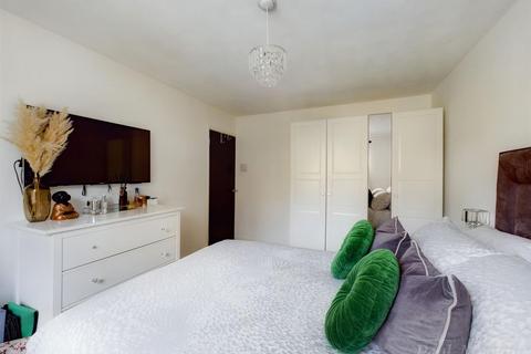7 Swallowdale, South Croydon, CR2 8SG