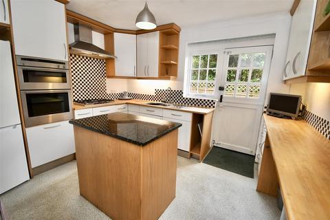 Cheyne Lodge Brook Road, Wormley, Godalming, GU8 5UA